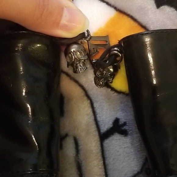SOLD Women's Iron Fist Sequin Skull Boots HTF - Picture 3 of 9